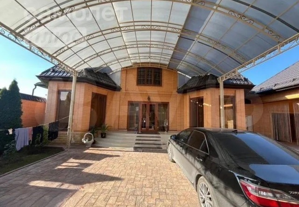 Дом 210 м² на участке 7,5 сот.-998573-316